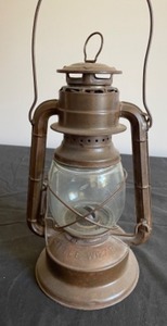 lot 33 image: Dietz Little Wizard Lantern