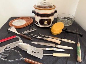 lot 164 image: Classic Crockpot & Other Vintage Kitchen Items & Utensils