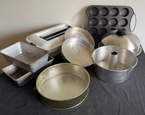 lot 53 image: Cake Time Various Cake and Baking Pans