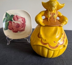 lot 2 image: Fabulous Red Wing Cookie Jar and Plate