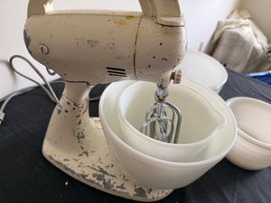 lot 98 image: Hamilton Beach StandHand Mixer with Original Bowls Plus 2 Extra Mixing Bowls