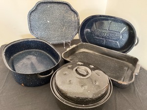 lot 172 image: Variety of Speckled Enamel Ware Roasters For Perfect Cooking
