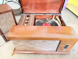 lot 204 image: V-M Tri-O-Matic Model 560A Vintage Record Player from 1957