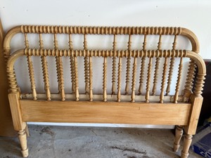 lot 209 image: Wooden Spindle Full Size Bed Frame With Head & Board and Side Rails