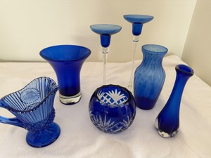 lot 145 image: A beautiful Cobalt Blue Entertainment Set with a Vase, Candlesticks, & Bowls