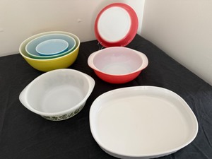 lot 19 image: A Great Collection of Pyrex Bowls and One Set in Flamingo Pink Plus a Glassbake Piece