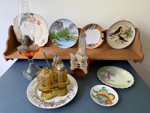 lot 194 image: Lets Enjoy this Vintage Kitchen Collection of Plate Shelf, Decorative Plates, Oil Lamp, Matchbook Cat and Amber Glass Cruet Set