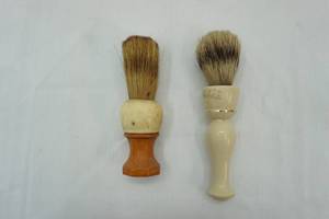 lot 4 image: Vintage Shaving brushes