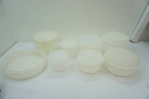 lot 18 image: Tupperware containers