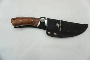 lot 75 image: Winchester Hunting Knife & Sheath 5 blade