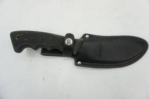 lot 76 image: Remington Hunting Knife & Sheath 4 blade