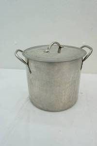 lot 87 image: Small Kettle & Lid 8 wide 7 tall