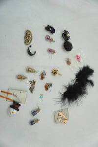 lot 137 image: Jewelry Lot earrings