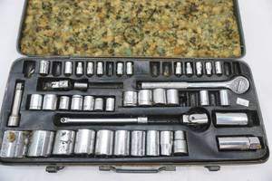 lot 162 image: ratchet & socket set