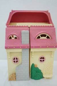 lot 205 image: Fisher Price Doll House