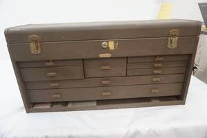 lot 213 image: Metal Toolbox & contents