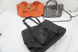lot 246 image: purse lot