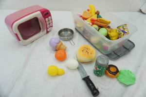 lot 261 image: Play food lot