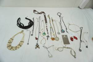 lot 265 image: Jewelry Lot Necklaces