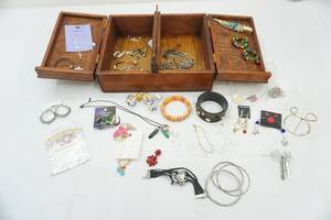lot 278 image: Jewelry, wood box
