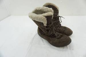 lot 283 image: Columbia boots