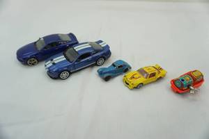 lot 300 image: Kinsmart 138 Mustangs, 3 vintageantique