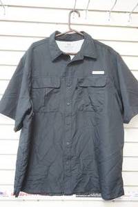 lot 377 image: Real tree Fishing mens XL Black button up, short sleeve