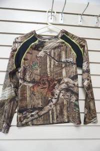 lot 378 image: Youth L Real tree long sleeve camo shirt