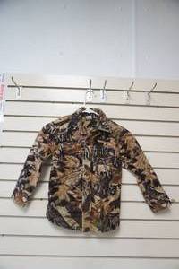 lot 379 image: Ranger youth Small camo button up. NEWLIKE NEW