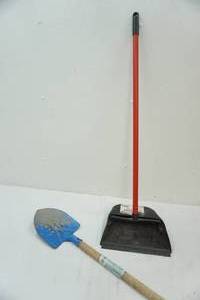 lot 412 image: garden shovel & small dustpan with handle