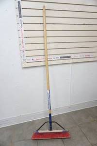lot 414 image: shop broom