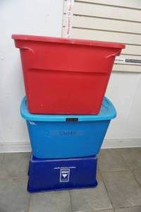 lot 422 image: 1 tote wlid, 1 recycling bin, 1 tote wout lid