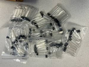 lot 15 image: Box of Automatic Machine Made Screw Cap Vials, 1 12 Dram, Long Style, 65x13mm