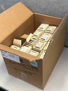 lot 96 image: Box of Blood Sugar Tubes, Test Tubes With Lips and Pour Spout 25ml