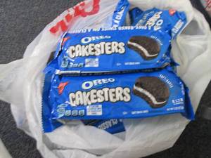 lot 395 image: 12- 3.03 oz Oreo Cakesters...