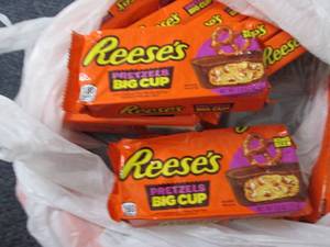 lot 416 image: 12- 2.6 oz Reeses Pretzels Big Cup...