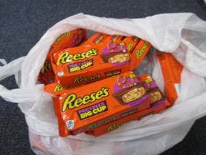 lot 417 image: 12- 2.6 oz Reeses Pretzels Big Cup...