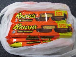 lot 422 image: 12- 2.8 oz Reeses King Size...