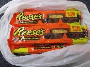 lot 423 image: 12- 2.8 oz Reeses King Size...