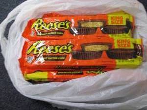 lot 424 image: 12- 2.8 oz Reeses King Size...