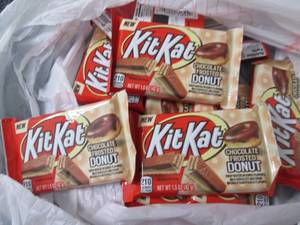 lot 426 image: 12- 1.5 oz Kit Kat Chocolate Froste...