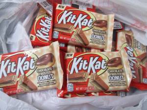 lot 428 image: 12- 1.5 oz Kit Kat Chocolate Froste...