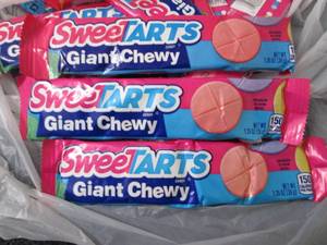 lot 440 image: 12 Sweet Tarts Giant Chewy...