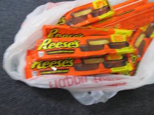 lot 444 image: 12- 2.8 oz Reeses King Size...