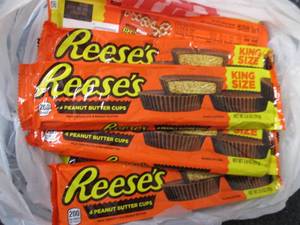 lot 453 image: 12- 2.8 oz Reeses King Size...