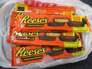 lot 454 image: 12- 2.8 oz Reeses King Size...