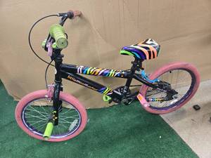 lot 17 image: Little Miss Matched 18 BMX Bike (USED)