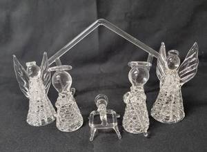 lot 80 image: 6 piece Creche Set (Mary, Joseph, Baby Jesus, 2 Angels, Barn)   Part of Josephs staff is broken off - Carberry Angel     (Glass Blown by Edward Carberry of Marshall Minnesota)    Approx.  3 tall