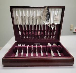 lot 97 image: Vintage Nobility Plate silverware  with wooden box.   56 piece