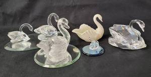 lot 93 image: 5 pieces - Misc. Swans.  (1 to 2 12 Tall)